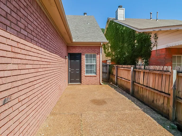 607 Ashley Glen Cir E — Photo 17
