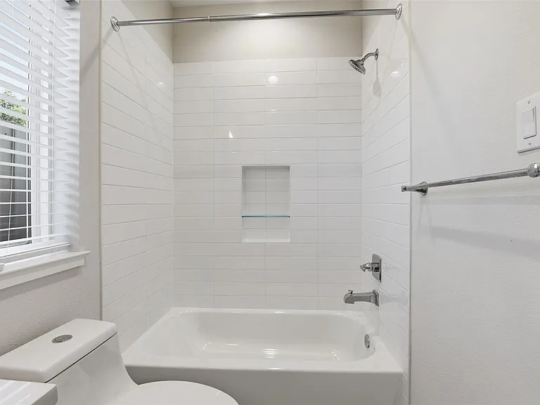 2204 Lou Ellen Ln — Photo 9