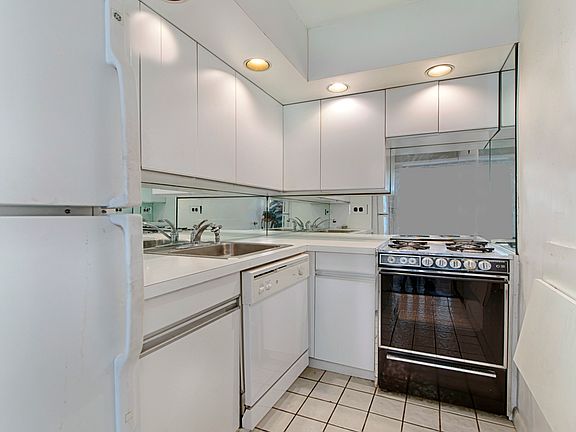 4th image of 150 E 61st St APT 7B