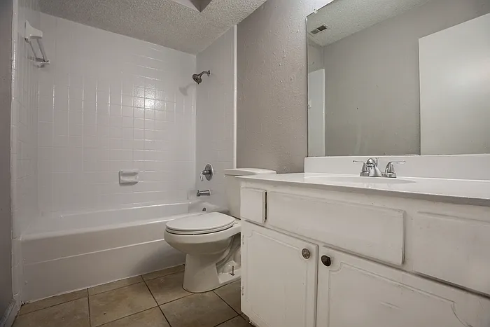 2005 Town Ct — Photo 12