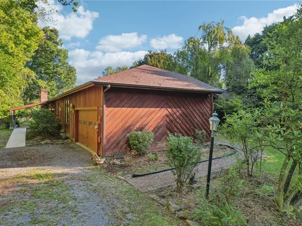 8815 Peters Rd, Mars, PA 16046