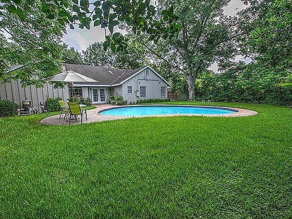 Looking across the back yard, one sees how much room there really is....and did we mention there is 