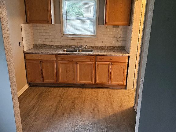 4th image of 19762 Avon Ave