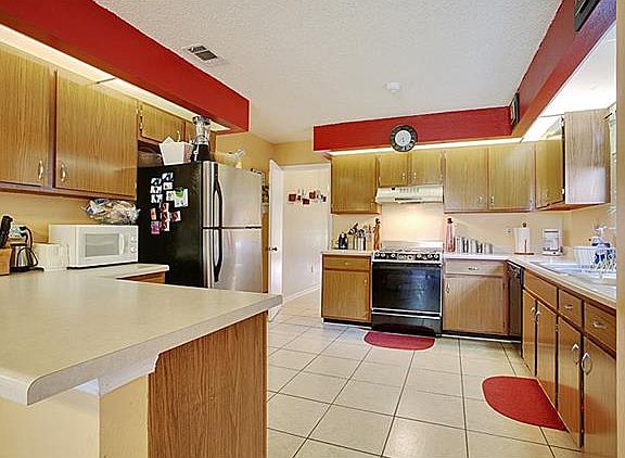 4th image of 1056 Kingsway Dr E