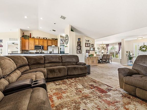 5th image of 33 Royal Leaf Ln