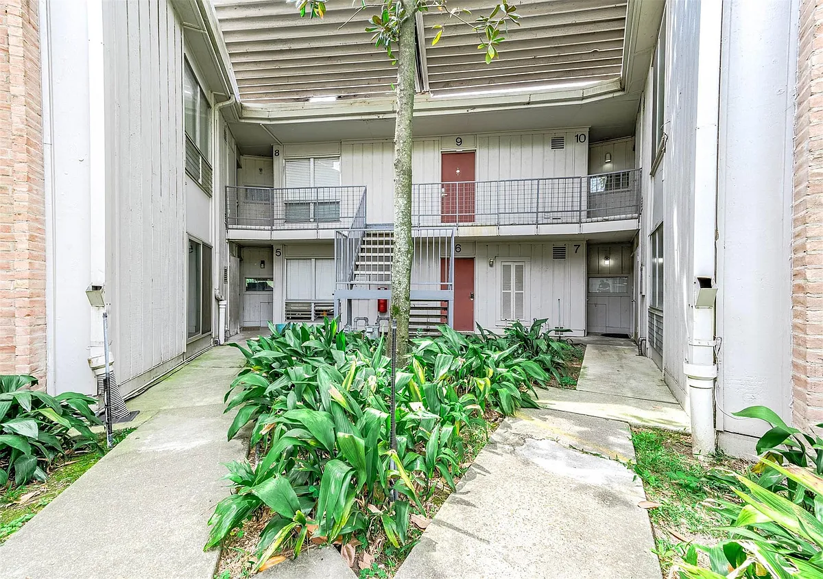 Building Photo - 8211 Katy Fwy #10