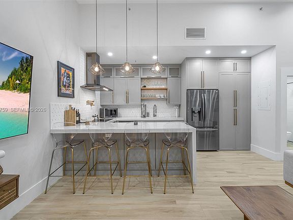 3rd image of 935 Euclid Ave APT 5