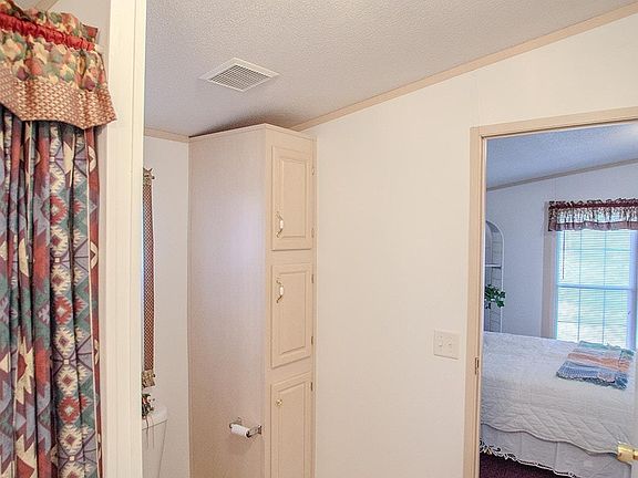 5th image of 204 Hemlock Cir