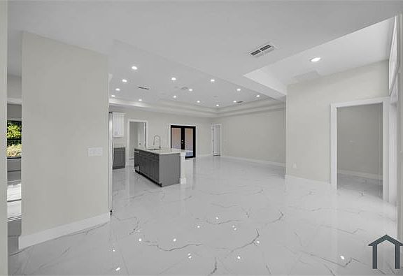 3rd image of 636 Ladd St