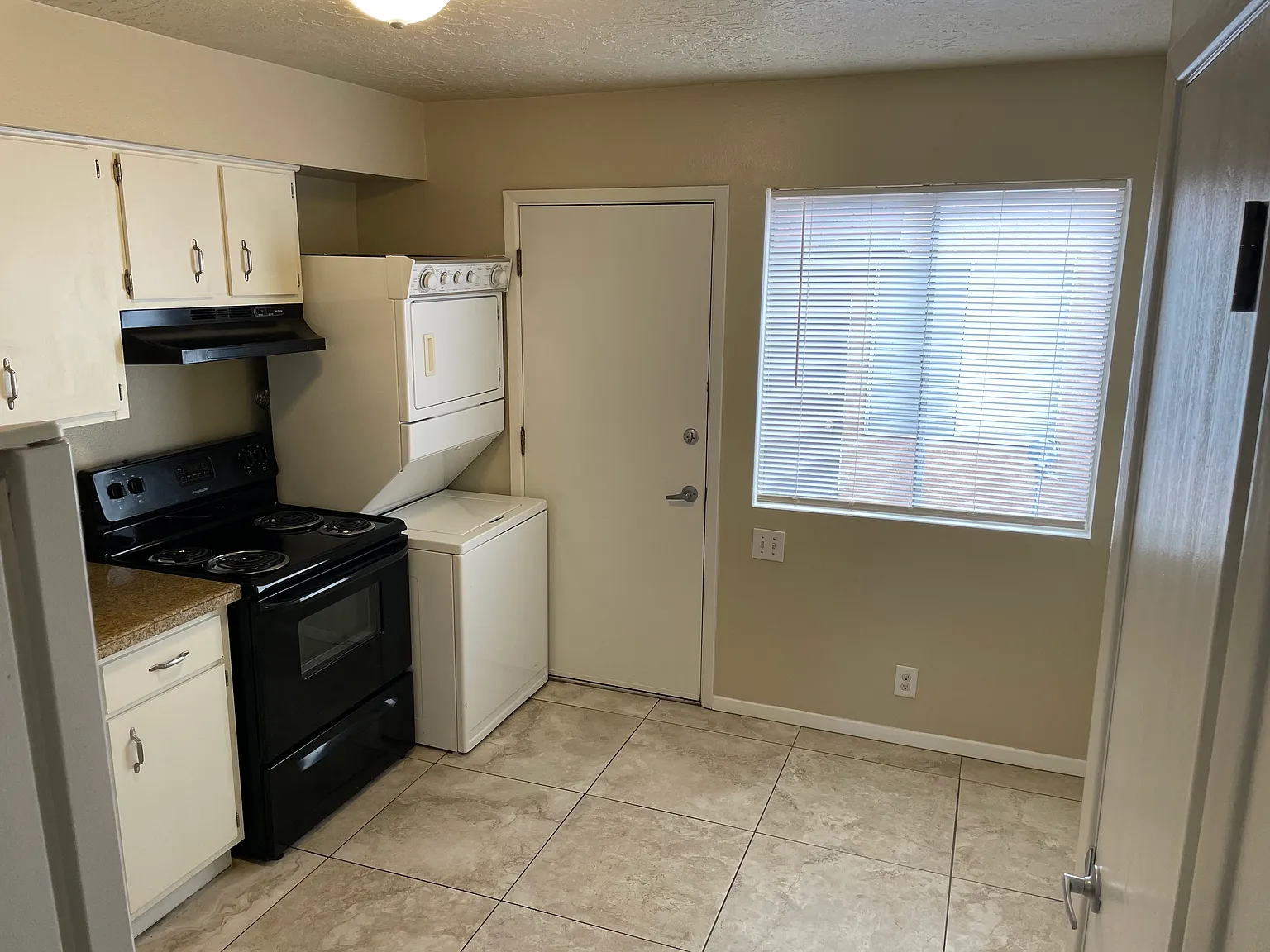 Updated Townhome Style 2 Bed / 1 Bath in the NE Heights — Photo 4