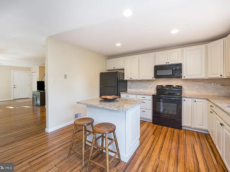3930 Gatehouse Ln — Photo 3