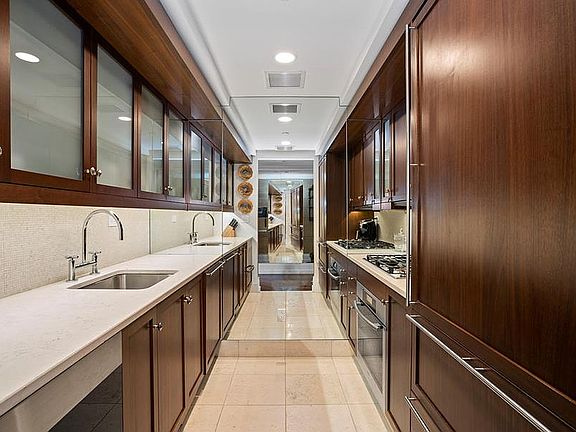 3rd image of 140 E 63rd St APT 6F