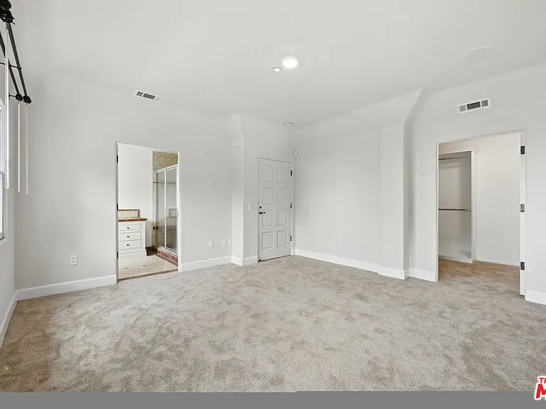 1675 N Woods Dr — Photo 59