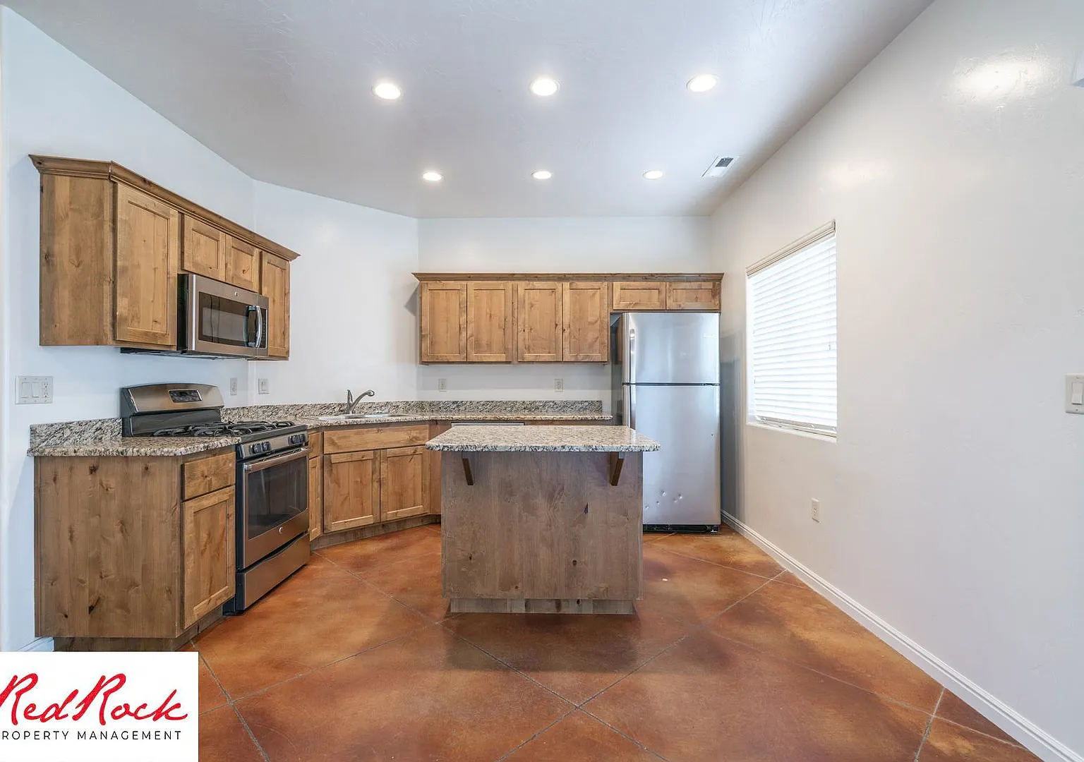 Spacious 3 Bedroom TownhomeDog Friendly! — Photo 1