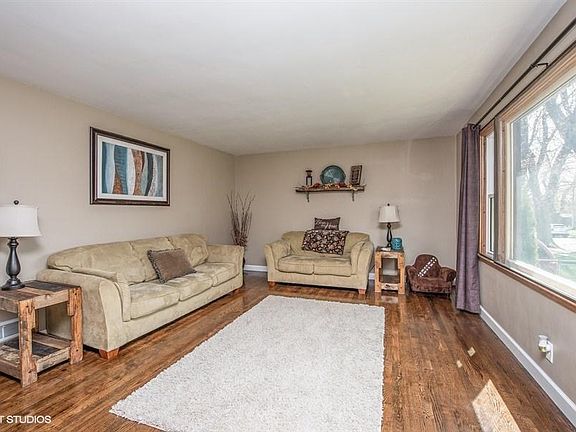 02_826WilsonSt_1_LivingRoom_LowRes