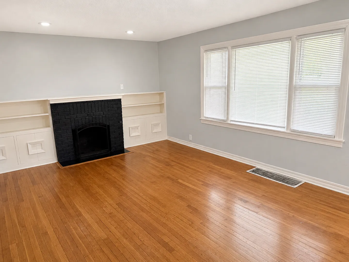 Spacious 2 Bedroom Home w/ Large Yard — Photo 2