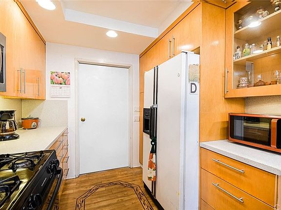 4th image of 722 W 223rd St
