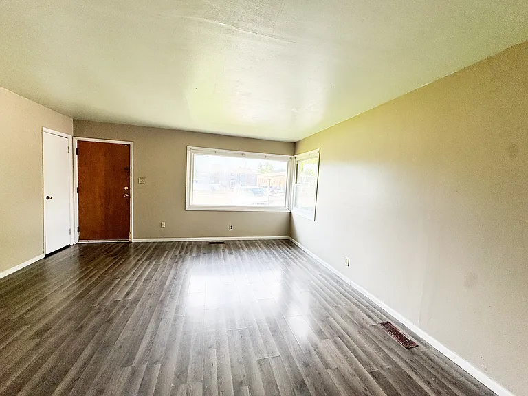 3607 Covert Ave — Photo 3