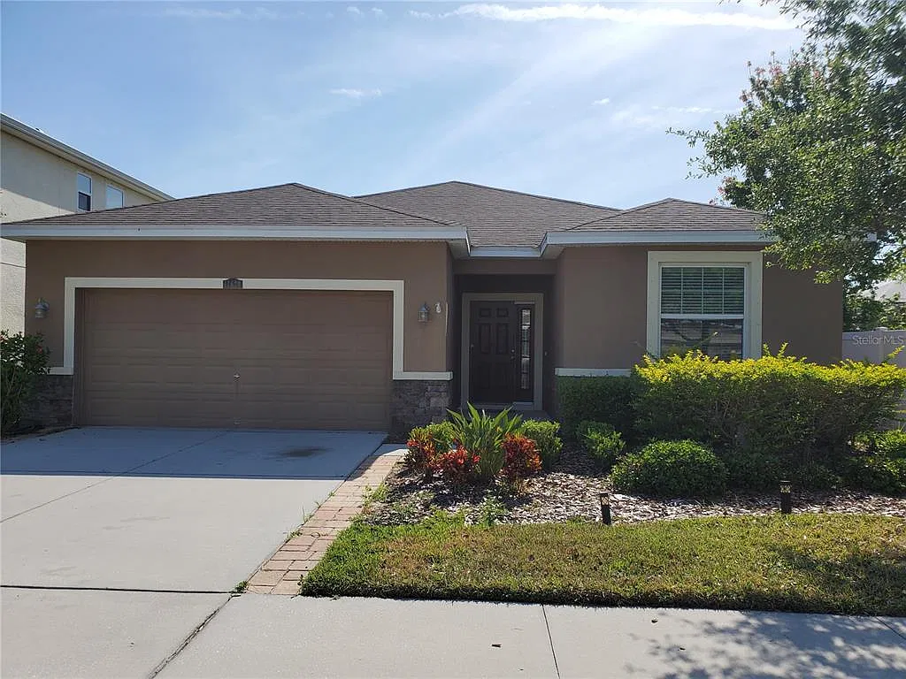 4 bed, 2.5 bath, 2058 sqft, $2,295 — Photo 1