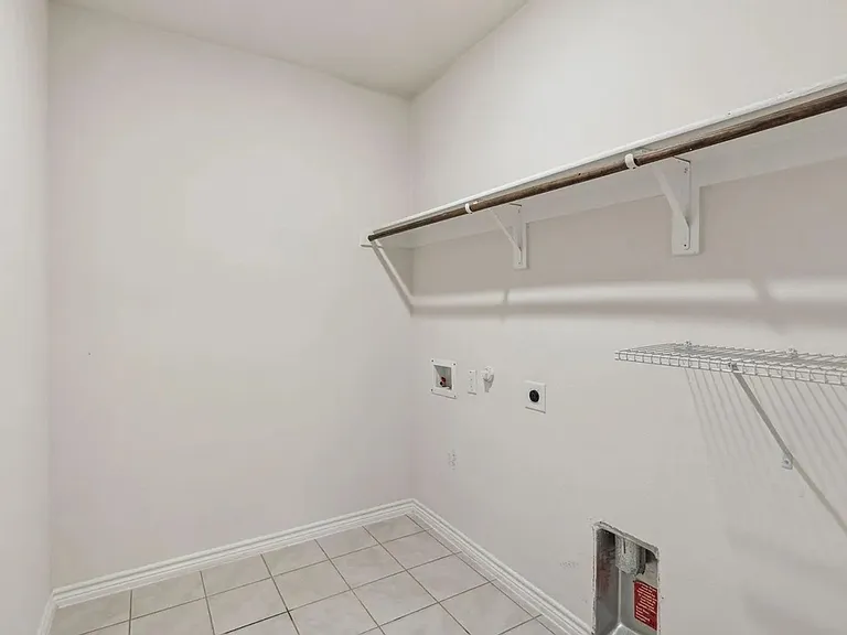 401 Gallop Dr — Photo 3