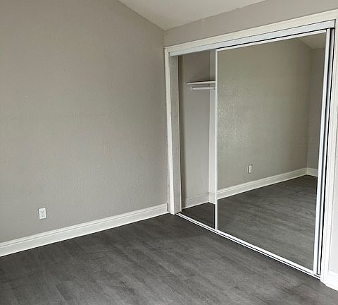 5th image of 832 1/2 Sullivan Ln