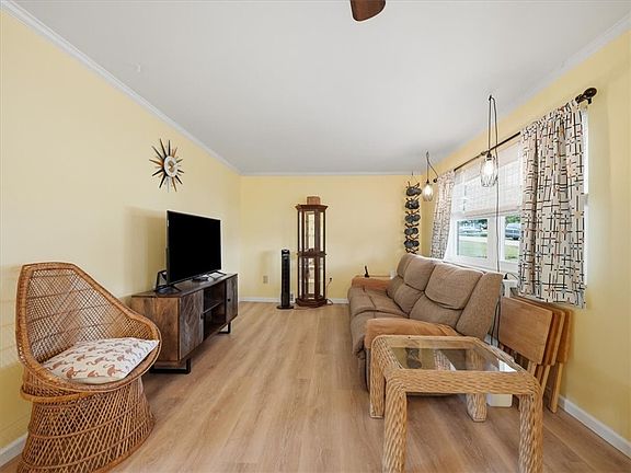 4th image of 110 Crest Dr