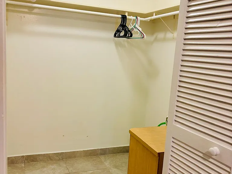 Waikiki Whale Watcher Apartments — Photo 34