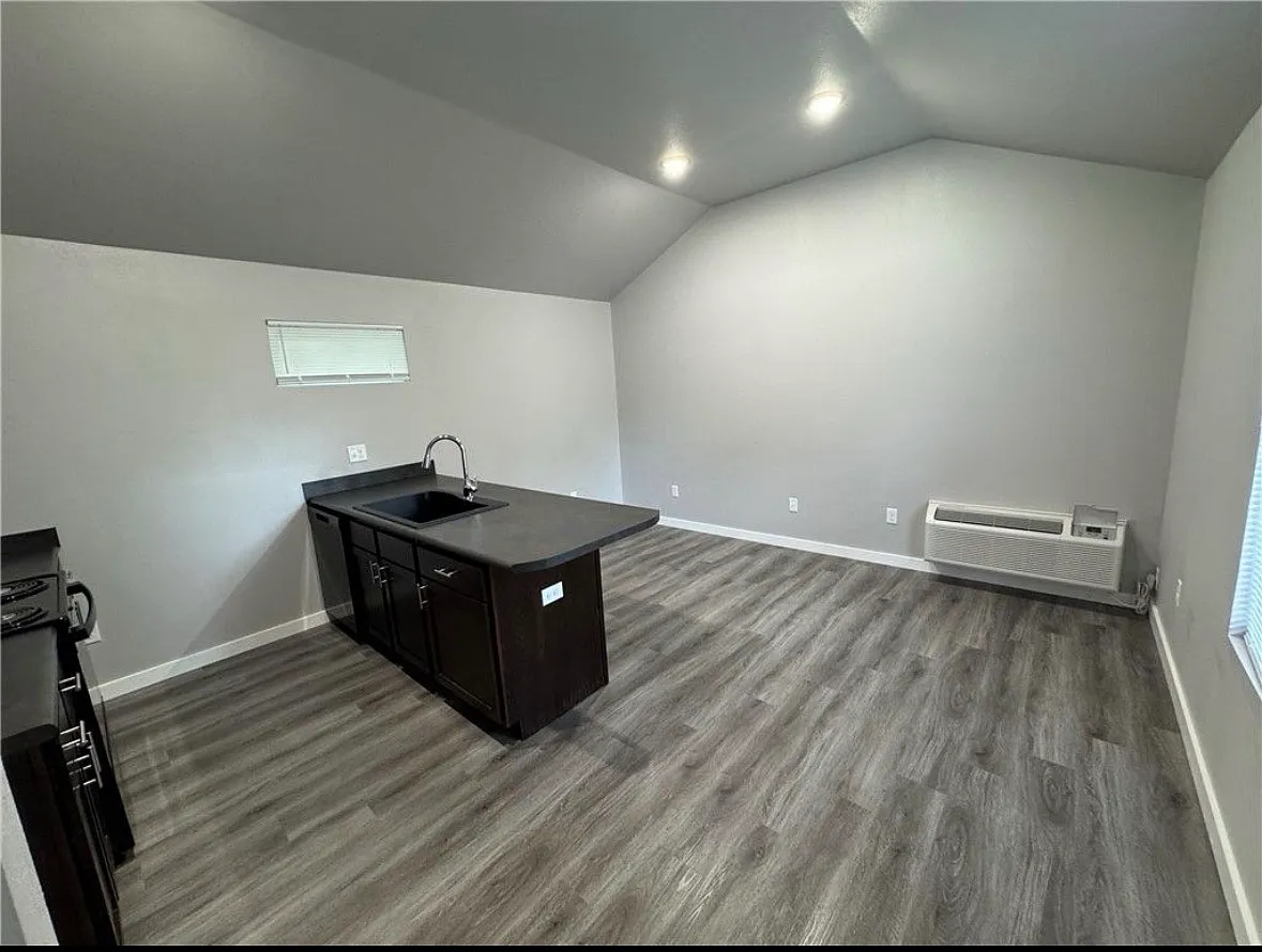 1 bed, 960 sqft, $900 — Photo 4