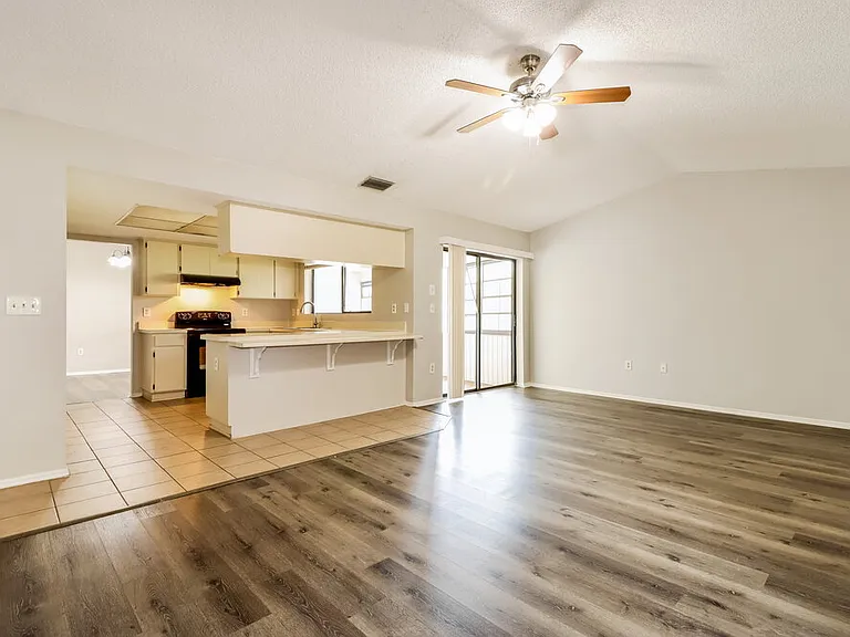 2225 Hidden Meadows Dr E — Photo 8