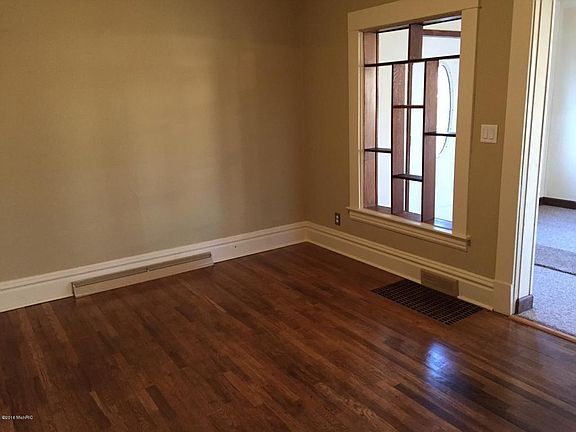 5th image of 611 Grand Ave NE