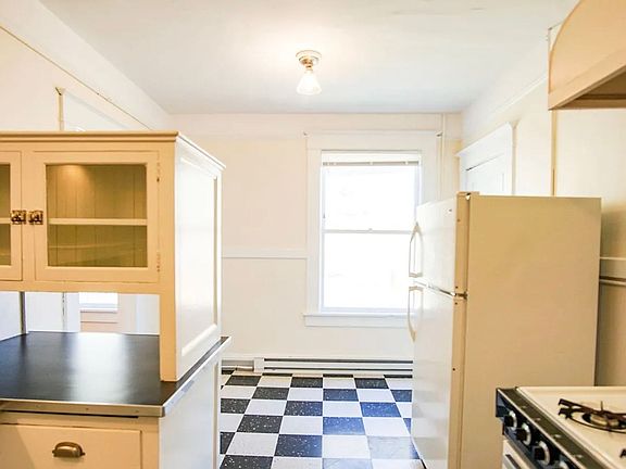 4th image of 2356 NW Irving St APT 8