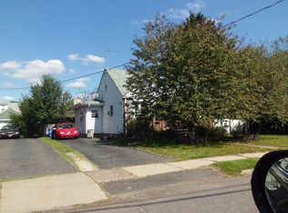 9 Alberta Dr, Saddle Brook, NJ 07663