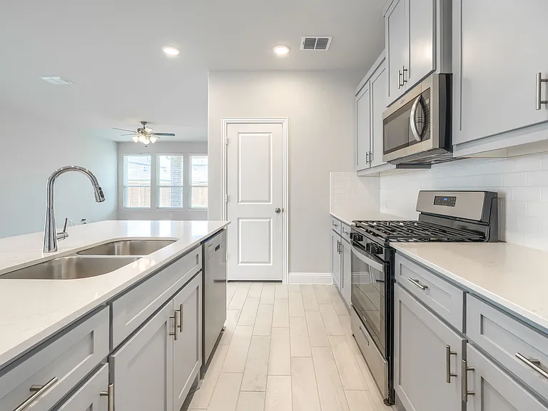724 Portina Dr — Photo 6