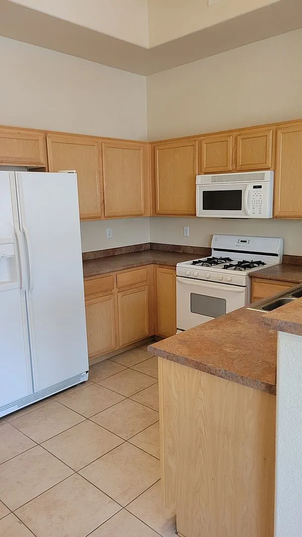 Charming 2-Bedroom, 2-Bath Condo in Cliff Shadow — Photo 4