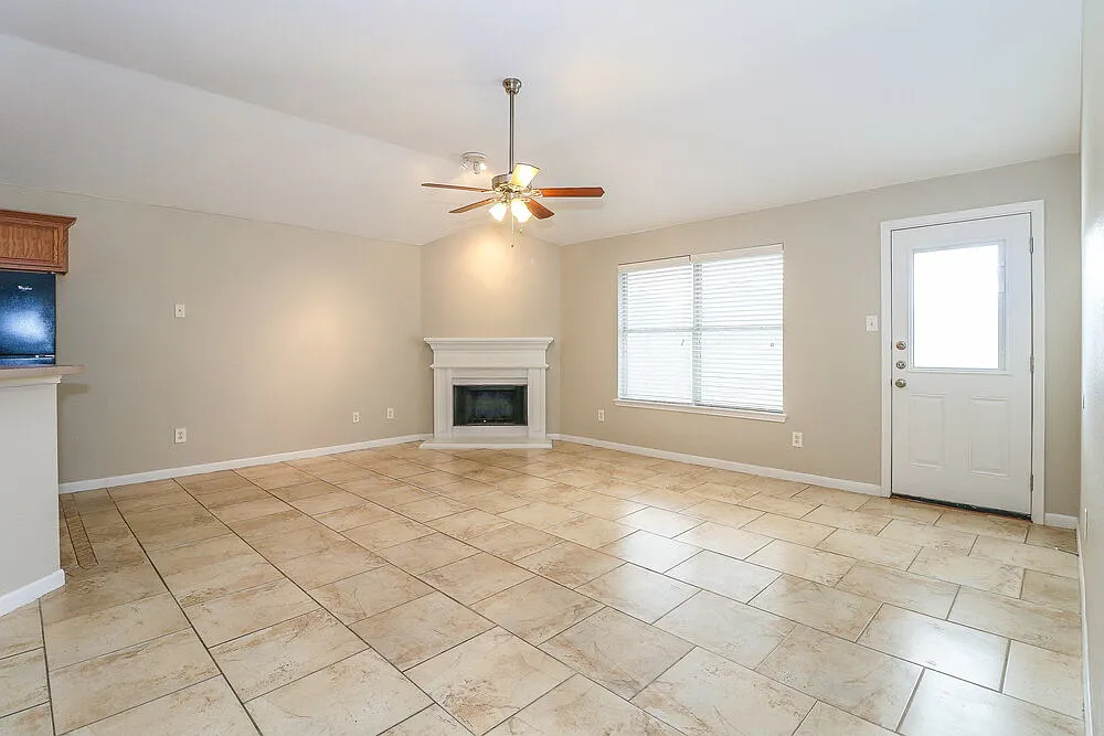 3 bed, 2.0 bath, 1454 sqft, $2,020 — Photo 3