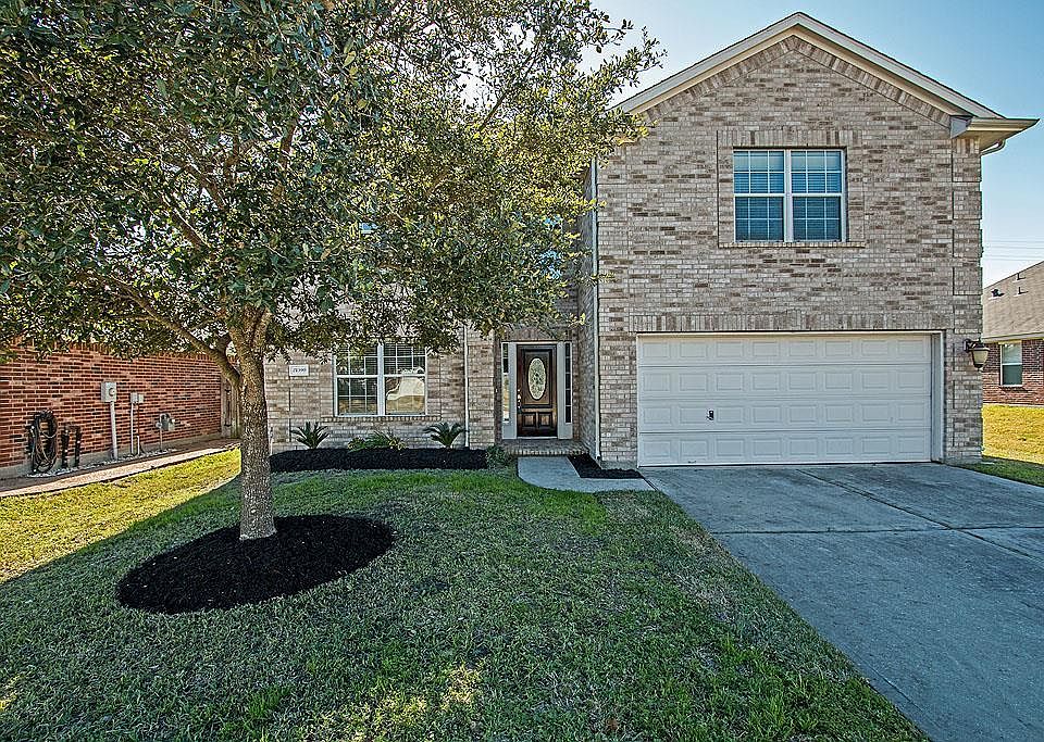 21590 Rose Mill is a spacious 2-story on a quiet street in the popular family neighborhood of Kings Mill in convenient upfront Kingwood. (very easy access to 59).