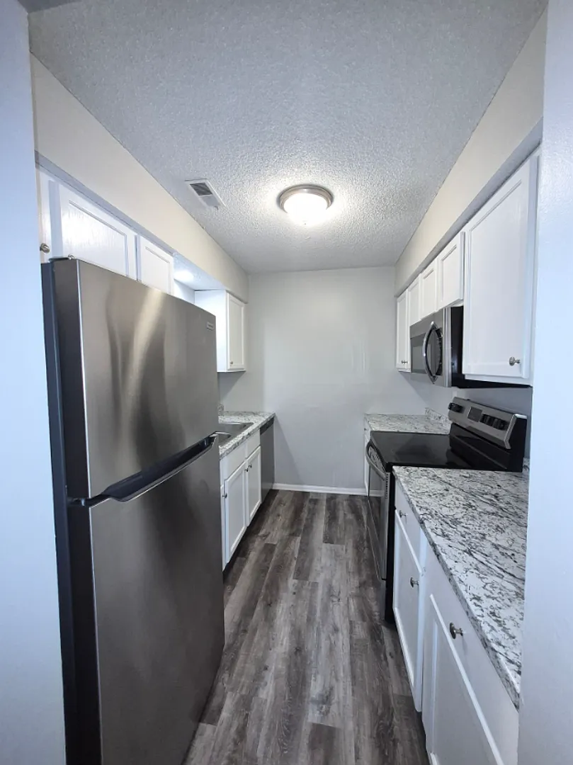 3 Bedroom, 2 Bathroom Unit / Newly Renovated- Hillsdale Apartments — Photo 1