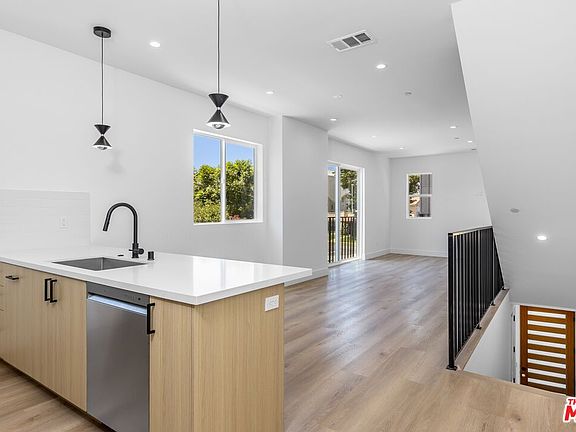 3rd image of 5048 N Cleon Ave #2