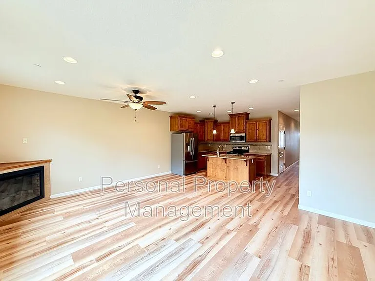 219 N 33rd Ct — Photo 3