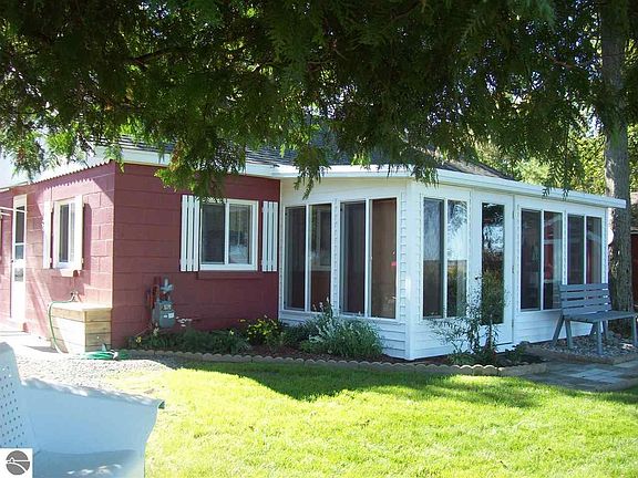 3rd image of 1007 Cranberry Pike