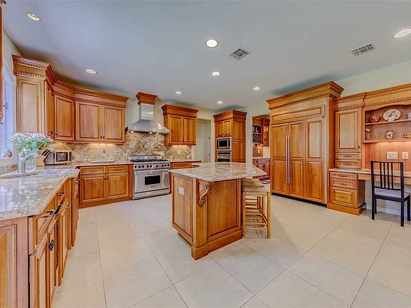 3rd image of 30 Christopher Ct