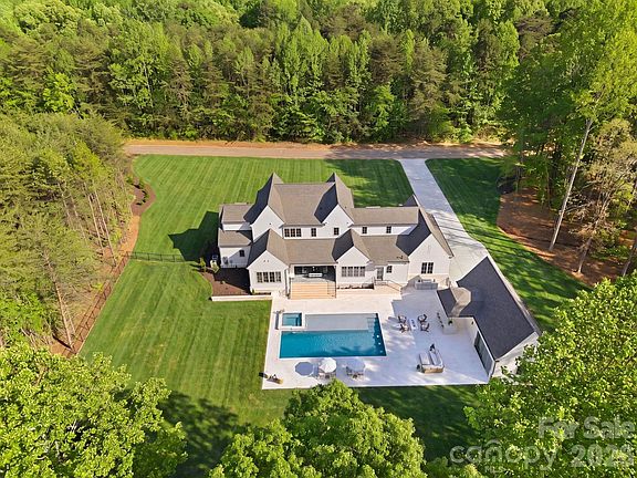 4th image of 3035 Maple Way Dr