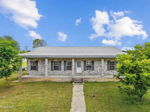 901 Victoria St, Waveland, MS 39576