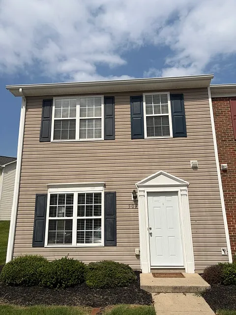 3 bed, 2.5 bath, 1640 sqft, $1,795 — Photo 2