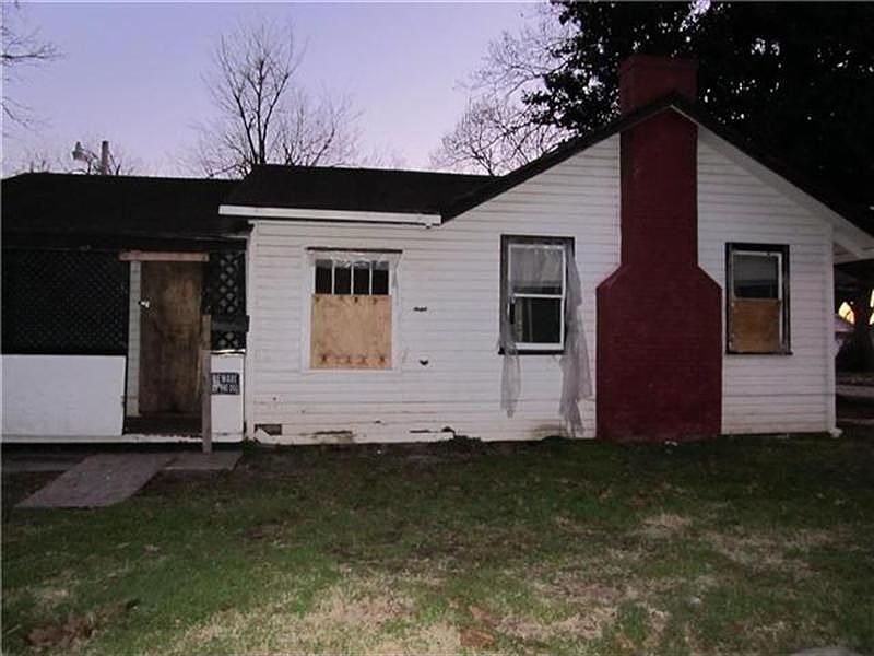 1st image of 401 E Davis St