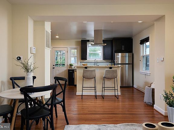 5th image of 5018 S Dakota Ave NE