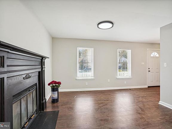 4th image of 10 Red Wing Ct