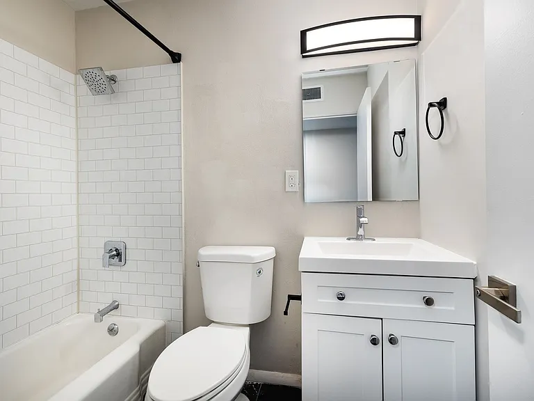 Lindenwood Heights Apartments — Photo 15