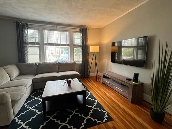 2 bed, 1.0 bath, 895 sqft, $3,500 — Photo 3