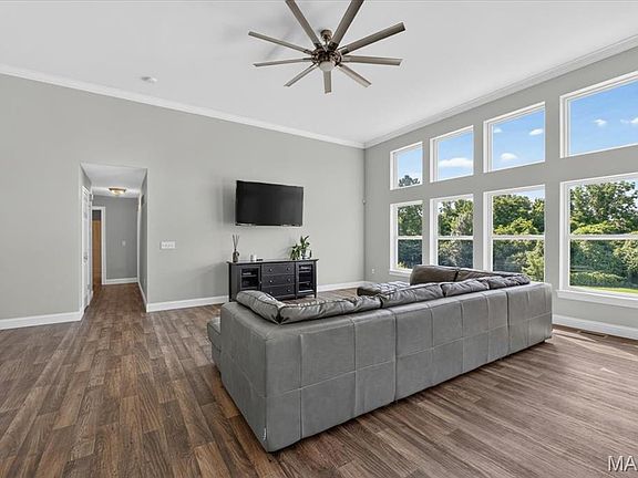 5th image of 614 Laura Ct